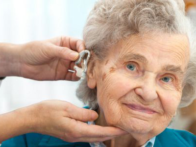 老年人耳聋佩戴助听器可有效解决交流问题