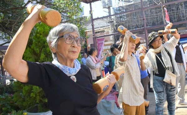 专坑老年人 日本生命公司破产