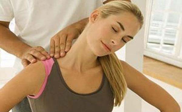 专家分析引起颈部创伤的原因是什么