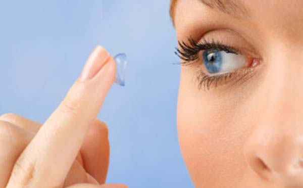 引起角膜炎的原因 隐形眼镜也会引起角膜炎