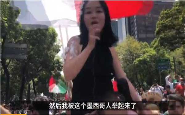 球迷把中国女生当韩国人举起 吃瓜群众防心梗